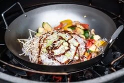 Big Green Egg WOK IN ACCIAIO AL CARBONIO + MESTOLO -Grill Sconto BGE120779 05